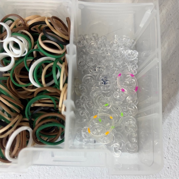 Rubber Band Bracelet Kit with Multiple Looms and more Over 1000 rubber bands - Picture 5 of 5